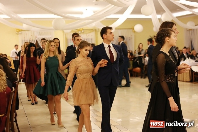 Zdjęcie w galerii na portalu naszraciborz.pl: Tak się bawi raciborski Mechanik! Trzy klasy na balu maturalnym w Pogrzebieniu FOTO i WIDEO wiadomości z regionu