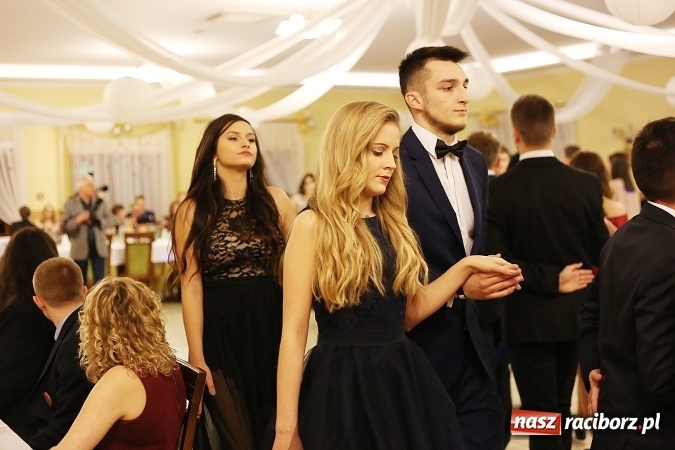 Zdjęcie w galerii na portalu naszraciborz.pl: Tak się bawi raciborski Mechanik! Trzy klasy na balu maturalnym w Pogrzebieniu FOTO i WIDEO wiadomości z regionu
