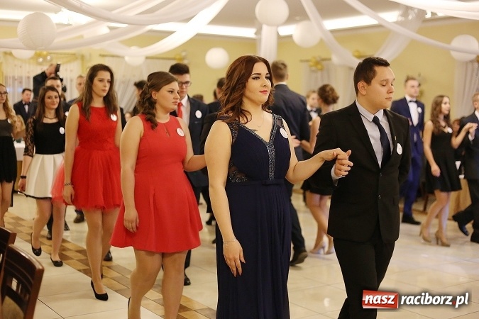 Zdjęcie w galerii na portalu naszraciborz.pl: Tak się bawi raciborski Mechanik! Trzy klasy na balu maturalnym w Pogrzebieniu FOTO i WIDEO wiadomości z regionu