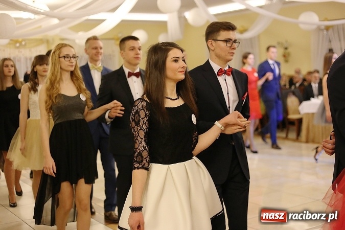 Zdjęcie w galerii na portalu naszraciborz.pl: Tak się bawi raciborski Mechanik! Trzy klasy na balu maturalnym w Pogrzebieniu FOTO i WIDEO wiadomości z regionu