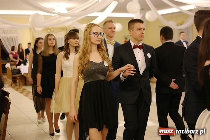 Zdjęcie w galerii na portalu naszraciborz.pl: Tak się bawi raciborski Mechanik! Trzy klasy na balu maturalnym w Pogrzebieniu FOTO i WIDEO wiadomości z regionu