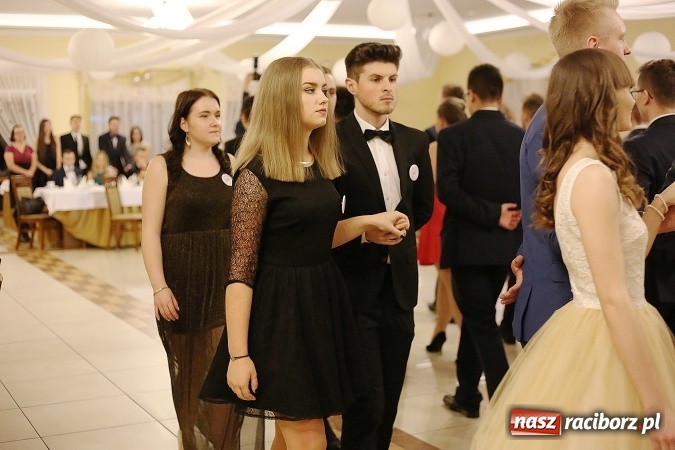 Zdjęcie w galerii na portalu naszraciborz.pl: Tak się bawi raciborski Mechanik! Trzy klasy na balu maturalnym w Pogrzebieniu FOTO i WIDEO wiadomości z regionu