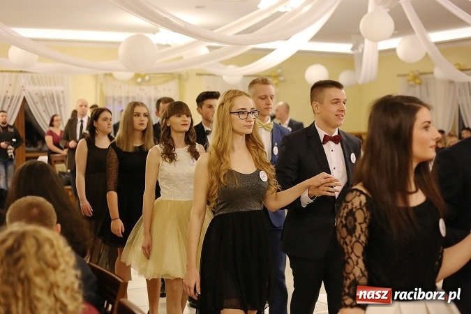 Zdjęcie w galerii na portalu naszraciborz.pl: Tak się bawi raciborski Mechanik! Trzy klasy na balu maturalnym w Pogrzebieniu FOTO i WIDEO wiadomości z regionu