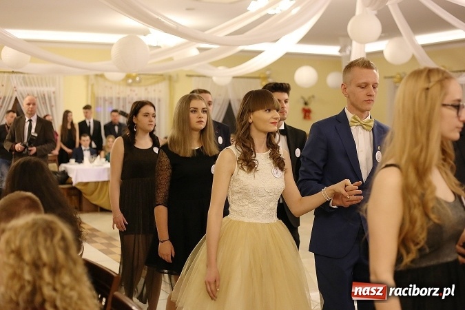 Zdjęcie w galerii na portalu naszraciborz.pl: Tak się bawi raciborski Mechanik! Trzy klasy na balu maturalnym w Pogrzebieniu FOTO i WIDEO wiadomości z regionu