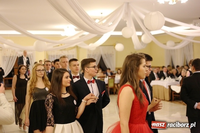 Zdjęcie w galerii na portalu naszraciborz.pl: Tak się bawi raciborski Mechanik! Trzy klasy na balu maturalnym w Pogrzebieniu FOTO i WIDEO wiadomości z regionu