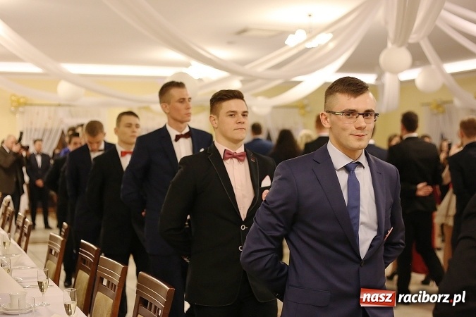 Zdjęcie w galerii na portalu naszraciborz.pl: Tak się bawi raciborski Mechanik! Trzy klasy na balu maturalnym w Pogrzebieniu FOTO i WIDEO wiadomości z regionu