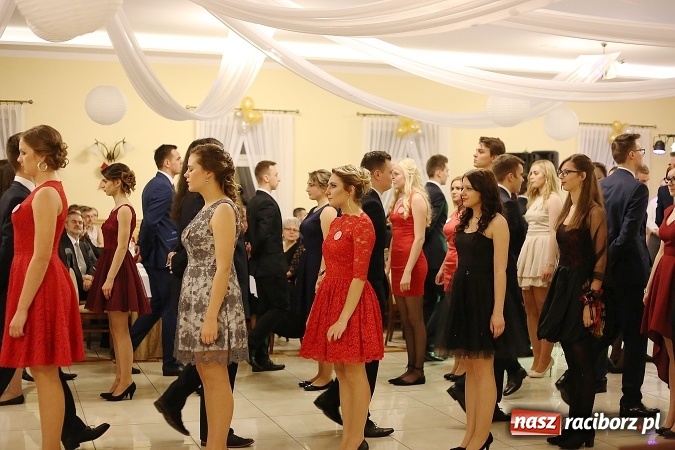 Zdjęcie w galerii na portalu naszraciborz.pl: Tak się bawi raciborski Mechanik! Trzy klasy na balu maturalnym w Pogrzebieniu FOTO i WIDEO wiadomości z regionu