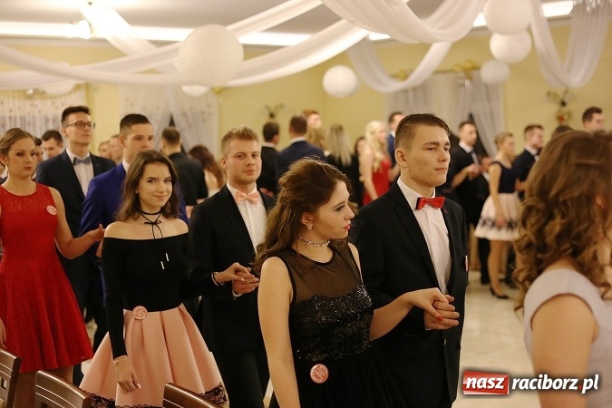 Zdjęcie w galerii na portalu naszraciborz.pl: Tak się bawi raciborski Mechanik! Trzy klasy na balu maturalnym w Pogrzebieniu FOTO i WIDEO wiadomości z regionu
