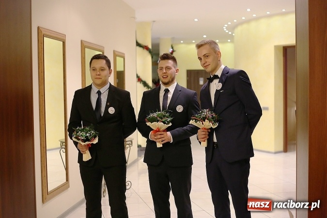 Zdjęcie w galerii na portalu naszraciborz.pl: Tak się bawi raciborski Mechanik! Trzy klasy na balu maturalnym w Pogrzebieniu FOTO i WIDEO wiadomości z regionu