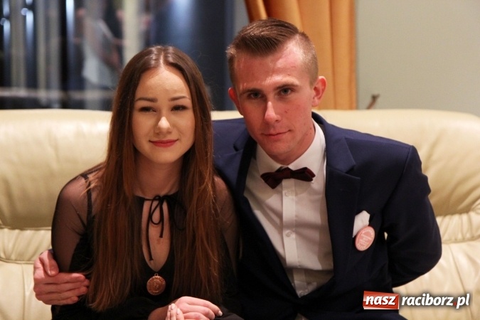 Zdjęcie w galerii na portalu naszraciborz.pl: Tak się bawi raciborski Mechanik! Trzy klasy na balu maturalnym w Pogrzebieniu FOTO i WIDEO wiadomości z regionu