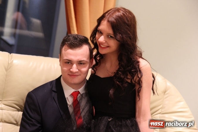 Zdjęcie w galerii na portalu naszraciborz.pl: Tak się bawi raciborski Mechanik! Trzy klasy na balu maturalnym w Pogrzebieniu FOTO i WIDEO wiadomości z regionu