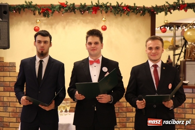 Zdjęcie w galerii na portalu naszraciborz.pl: Tak się bawi raciborski Mechanik! Trzy klasy na balu maturalnym w Pogrzebieniu FOTO i WIDEO wiadomości z regionu