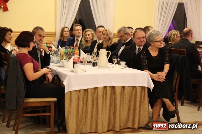 Zdjęcie w galerii na portalu naszraciborz.pl: Tak się bawi raciborski Mechanik! Trzy klasy na balu maturalnym w Pogrzebieniu FOTO i WIDEO wiadomości z regionu