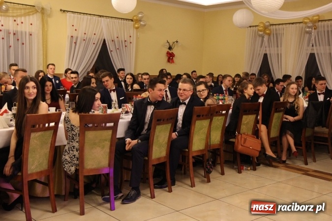 Zdjęcie w galerii na portalu naszraciborz.pl: Tak się bawi raciborski Mechanik! Trzy klasy na balu maturalnym w Pogrzebieniu FOTO i WIDEO wiadomości z regionu