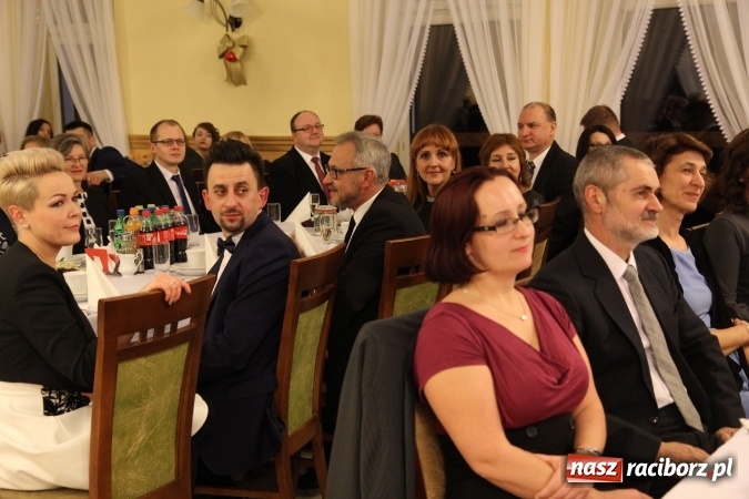 Zdjęcie w galerii na portalu naszraciborz.pl: Tak się bawi raciborski Mechanik! Trzy klasy na balu maturalnym w Pogrzebieniu FOTO i WIDEO wiadomości z regionu