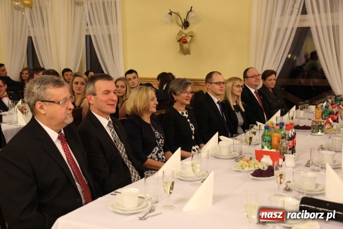 Zdjęcie w galerii na portalu naszraciborz.pl: Tak się bawi raciborski Mechanik! Trzy klasy na balu maturalnym w Pogrzebieniu FOTO i WIDEO wiadomości z regionu