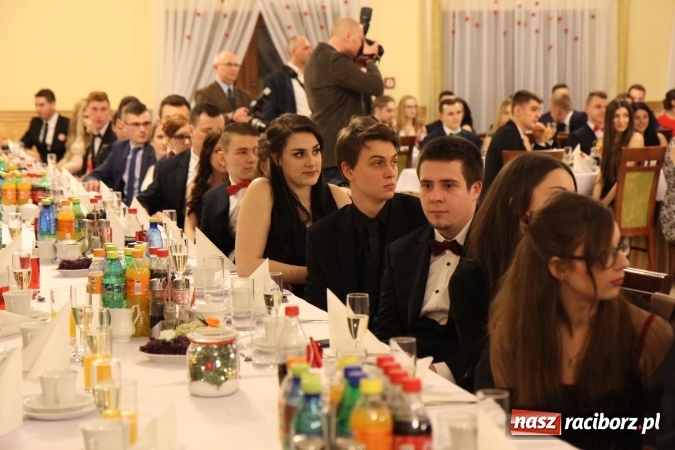 Zdjęcie w galerii na portalu naszraciborz.pl: Tak się bawi raciborski Mechanik! Trzy klasy na balu maturalnym w Pogrzebieniu FOTO i WIDEO wiadomości z regionu