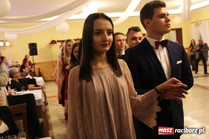 Zdjęcie w galerii na portalu naszraciborz.pl: Tak się bawi raciborski Mechanik! Trzy klasy na balu maturalnym w Pogrzebieniu FOTO i WIDEO wiadomości z regionu