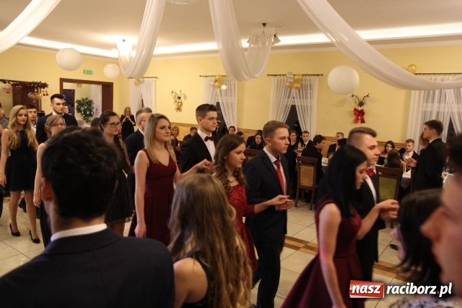 Zdjęcie w galerii na portalu naszraciborz.pl: Tak się bawi raciborski Mechanik! Trzy klasy na balu maturalnym w Pogrzebieniu FOTO i WIDEO wiadomości z regionu