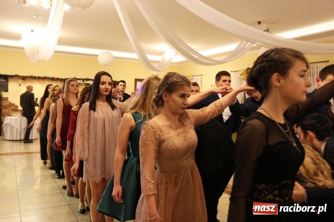 Zdjęcie w galerii na portalu naszraciborz.pl: Tak się bawi raciborski Mechanik! Trzy klasy na balu maturalnym w Pogrzebieniu FOTO i WIDEO wiadomości z regionu