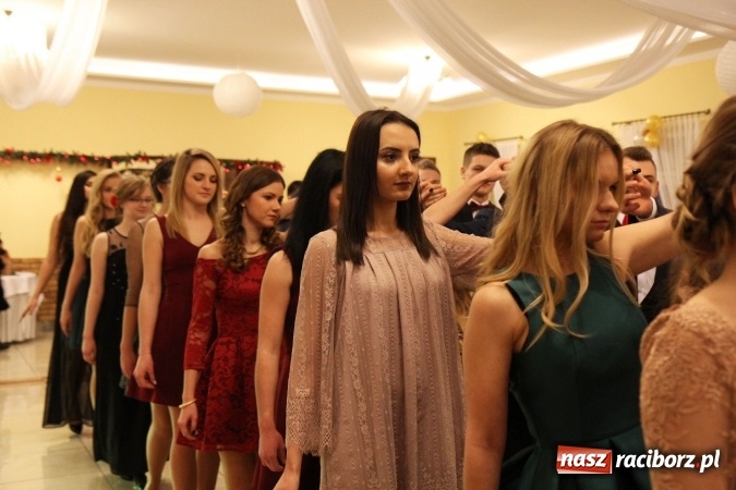Zdjęcie w galerii na portalu naszraciborz.pl: Tak się bawi raciborski Mechanik! Trzy klasy na balu maturalnym w Pogrzebieniu FOTO i WIDEO wiadomości z regionu