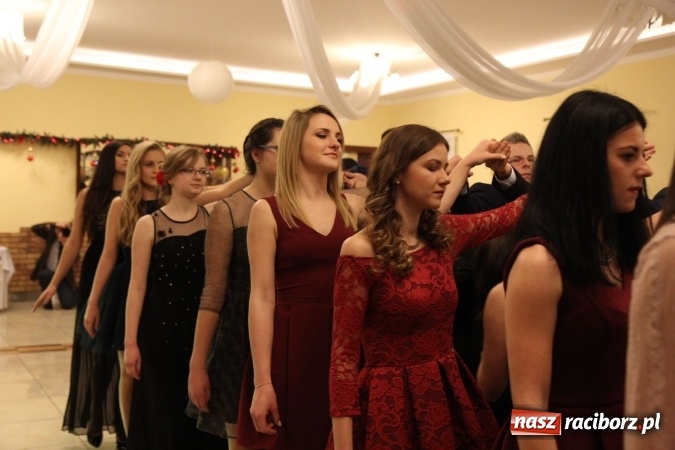 Zdjęcie w galerii na portalu naszraciborz.pl: Tak się bawi raciborski Mechanik! Trzy klasy na balu maturalnym w Pogrzebieniu FOTO i WIDEO wiadomości z regionu