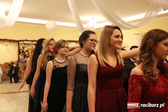 Zdjęcie w galerii na portalu naszraciborz.pl: Tak się bawi raciborski Mechanik! Trzy klasy na balu maturalnym w Pogrzebieniu FOTO i WIDEO wiadomości z regionu