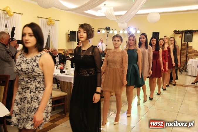 Zdjęcie w galerii na portalu naszraciborz.pl: Tak się bawi raciborski Mechanik! Trzy klasy na balu maturalnym w Pogrzebieniu FOTO i WIDEO wiadomości z regionu