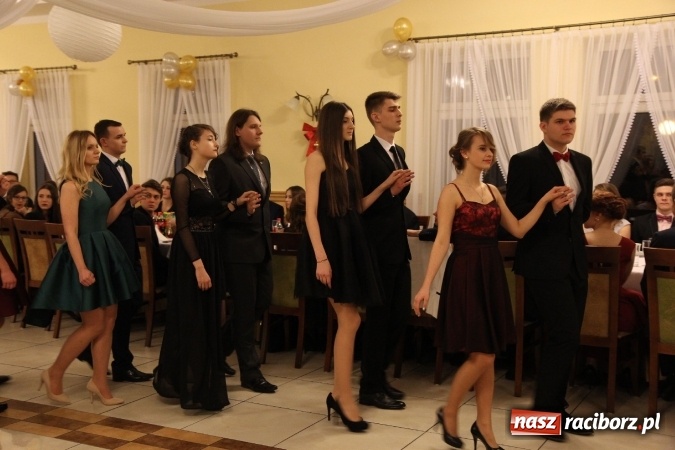 Zdjęcie w galerii na portalu naszraciborz.pl: Tak się bawi raciborski Mechanik! Trzy klasy na balu maturalnym w Pogrzebieniu FOTO i WIDEO wiadomości z regionu