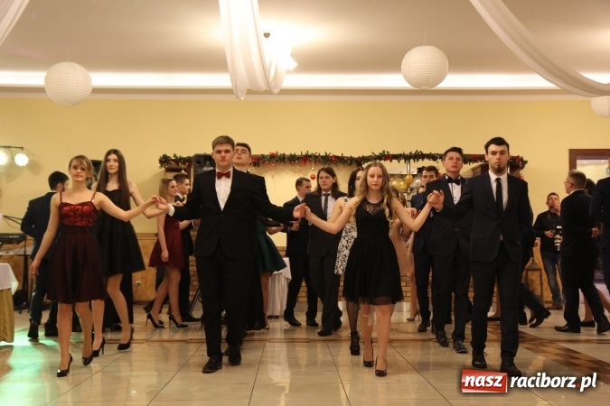 Zdjęcie w galerii na portalu naszraciborz.pl: Tak się bawi raciborski Mechanik! Trzy klasy na balu maturalnym w Pogrzebieniu FOTO i WIDEO wiadomości z regionu