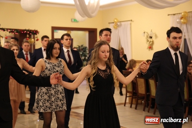 Zdjęcie w galerii na portalu naszraciborz.pl: Tak się bawi raciborski Mechanik! Trzy klasy na balu maturalnym w Pogrzebieniu FOTO i WIDEO wiadomości z regionu