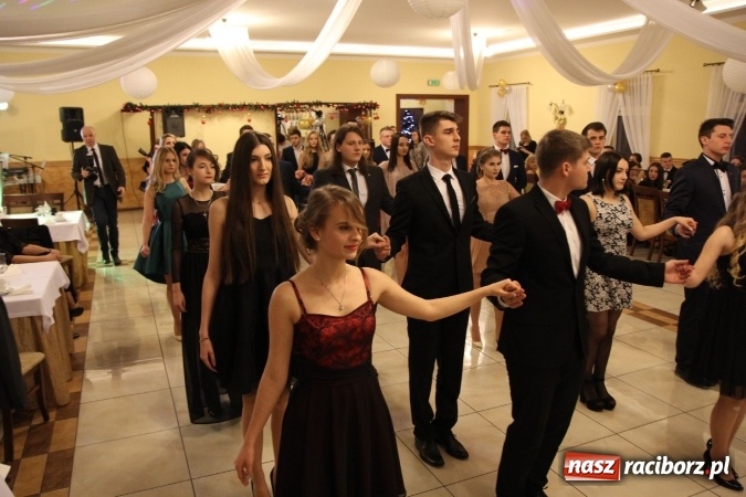 Zdjęcie w galerii na portalu naszraciborz.pl: Tak się bawi raciborski Mechanik! Trzy klasy na balu maturalnym w Pogrzebieniu FOTO i WIDEO wiadomości z regionu