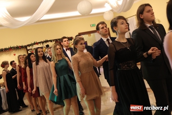 Zdjęcie w galerii na portalu naszraciborz.pl: Tak się bawi raciborski Mechanik! Trzy klasy na balu maturalnym w Pogrzebieniu FOTO i WIDEO wiadomości z regionu