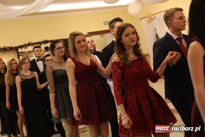 Zdjęcie w galerii na portalu naszraciborz.pl: Tak się bawi raciborski Mechanik! Trzy klasy na balu maturalnym w Pogrzebieniu FOTO i WIDEO wiadomości z regionu