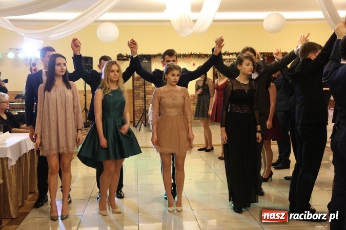 Zdjęcie w galerii na portalu naszraciborz.pl: Tak się bawi raciborski Mechanik! Trzy klasy na balu maturalnym w Pogrzebieniu FOTO i WIDEO wiadomości z regionu