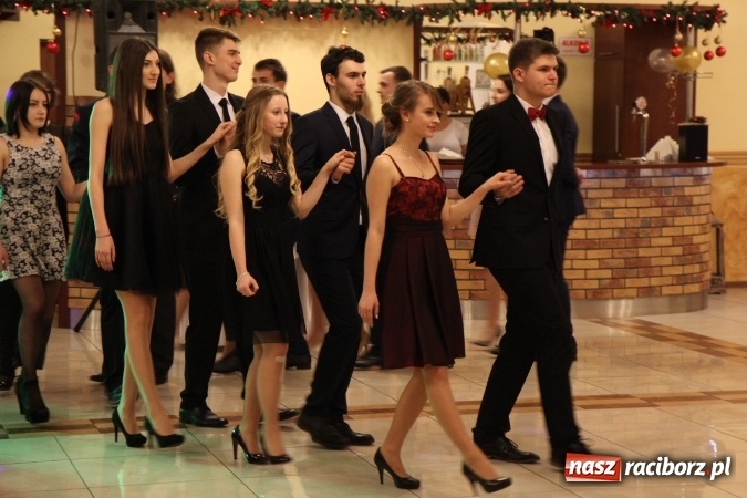 Zdjęcie w galerii na portalu naszraciborz.pl: Tak się bawi raciborski Mechanik! Trzy klasy na balu maturalnym w Pogrzebieniu FOTO i WIDEO wiadomości z regionu