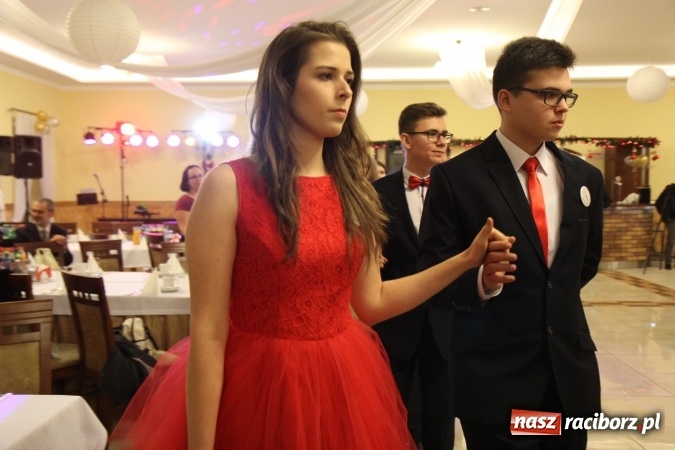 Zdjęcie w galerii na portalu naszraciborz.pl: Tak się bawi raciborski Mechanik! Trzy klasy na balu maturalnym w Pogrzebieniu FOTO i WIDEO wiadomości z regionu