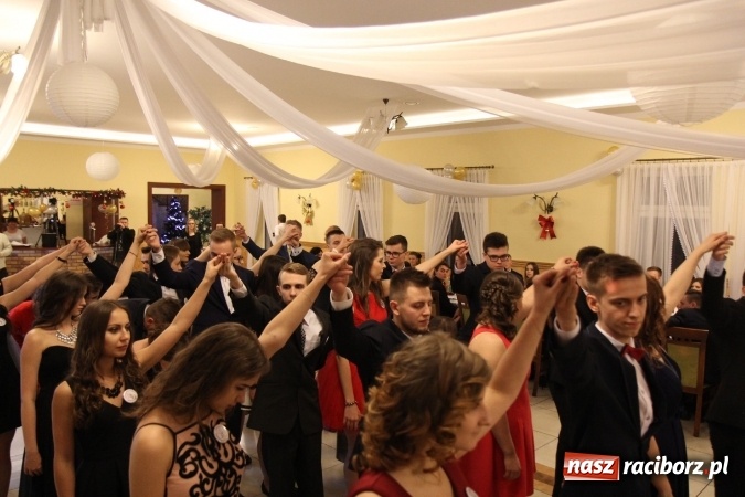 Zdjęcie w galerii na portalu naszraciborz.pl: Tak się bawi raciborski Mechanik! Trzy klasy na balu maturalnym w Pogrzebieniu FOTO i WIDEO wiadomości z regionu