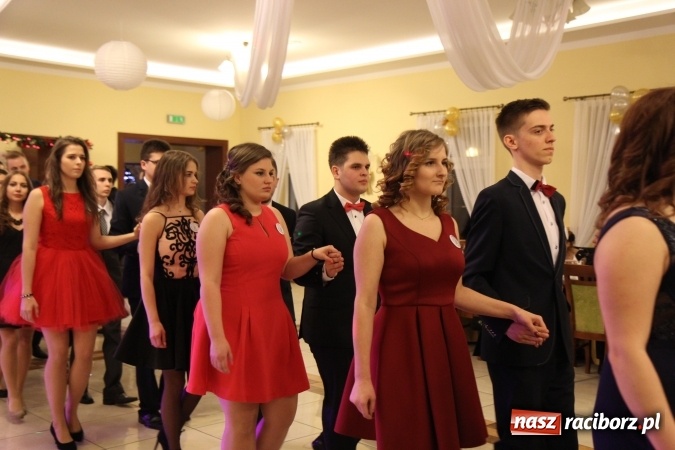Zdjęcie w galerii na portalu naszraciborz.pl: Tak się bawi raciborski Mechanik! Trzy klasy na balu maturalnym w Pogrzebieniu FOTO i WIDEO wiadomości z regionu
