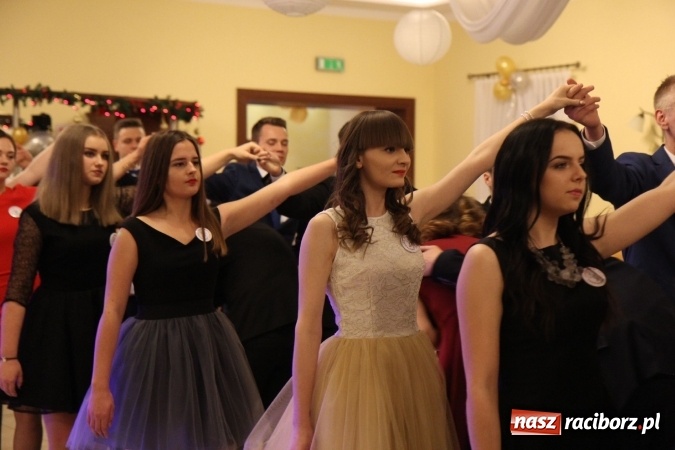 Zdjęcie w galerii na portalu naszraciborz.pl: Tak się bawi raciborski Mechanik! Trzy klasy na balu maturalnym w Pogrzebieniu FOTO i WIDEO wiadomości z regionu