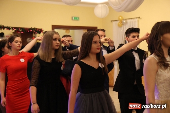 Zdjęcie w galerii na portalu naszraciborz.pl: Tak się bawi raciborski Mechanik! Trzy klasy na balu maturalnym w Pogrzebieniu FOTO i WIDEO wiadomości z regionu