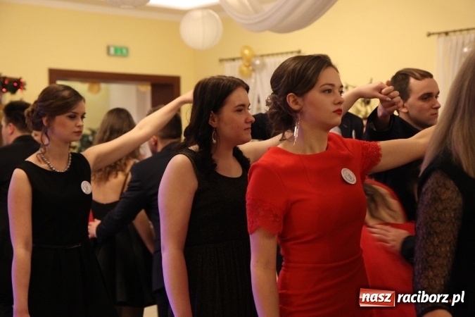 Zdjęcie w galerii na portalu naszraciborz.pl: Tak się bawi raciborski Mechanik! Trzy klasy na balu maturalnym w Pogrzebieniu FOTO i WIDEO wiadomości z regionu