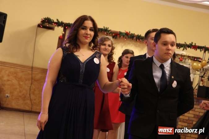 Zdjęcie w galerii na portalu naszraciborz.pl: Tak się bawi raciborski Mechanik! Trzy klasy na balu maturalnym w Pogrzebieniu FOTO i WIDEO wiadomości z regionu