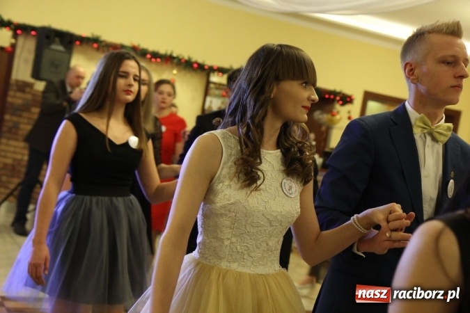 Zdjęcie w galerii na portalu naszraciborz.pl: Tak się bawi raciborski Mechanik! Trzy klasy na balu maturalnym w Pogrzebieniu FOTO i WIDEO wiadomości z regionu