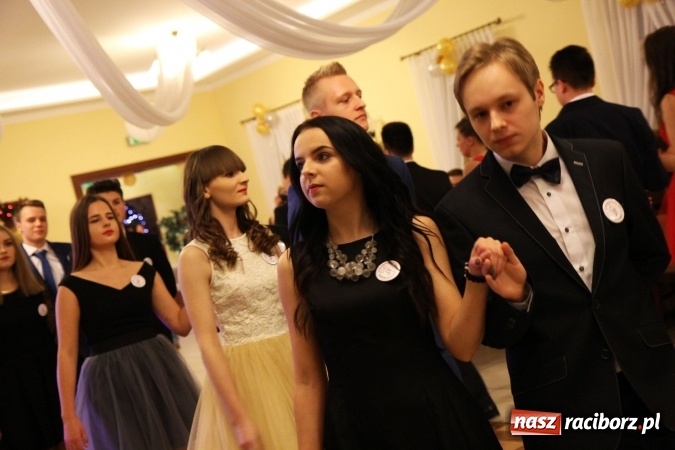 Zdjęcie w galerii na portalu naszraciborz.pl: Tak się bawi raciborski Mechanik! Trzy klasy na balu maturalnym w Pogrzebieniu FOTO i WIDEO wiadomości z regionu