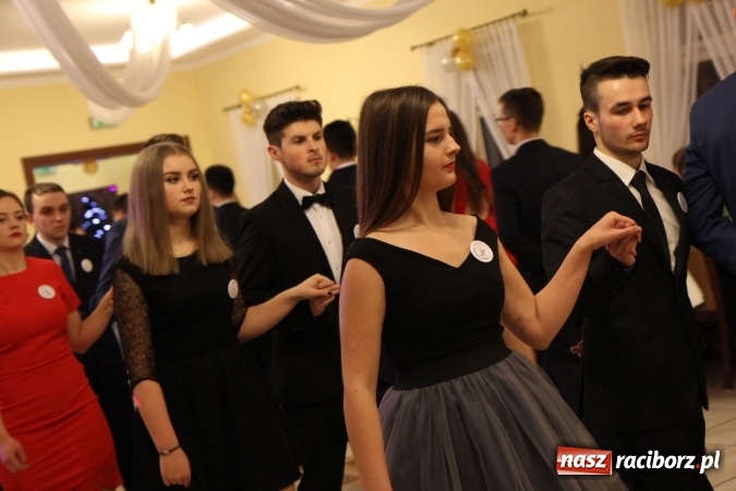 Zdjęcie w galerii na portalu naszraciborz.pl: Tak się bawi raciborski Mechanik! Trzy klasy na balu maturalnym w Pogrzebieniu FOTO i WIDEO wiadomości z regionu