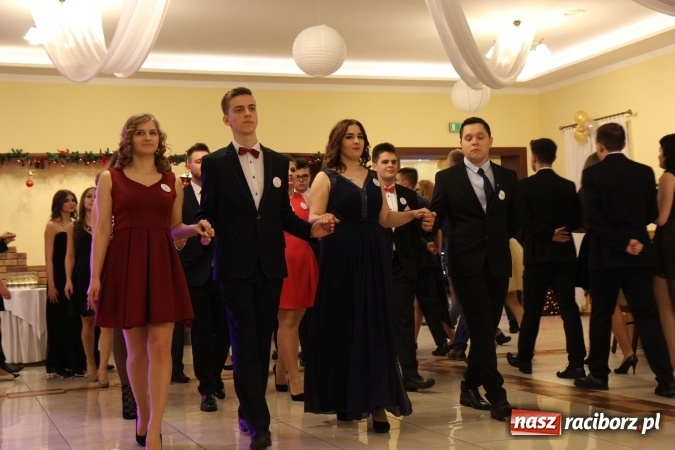 Zdjęcie w galerii na portalu naszraciborz.pl: Tak się bawi raciborski Mechanik! Trzy klasy na balu maturalnym w Pogrzebieniu FOTO i WIDEO wiadomości z regionu