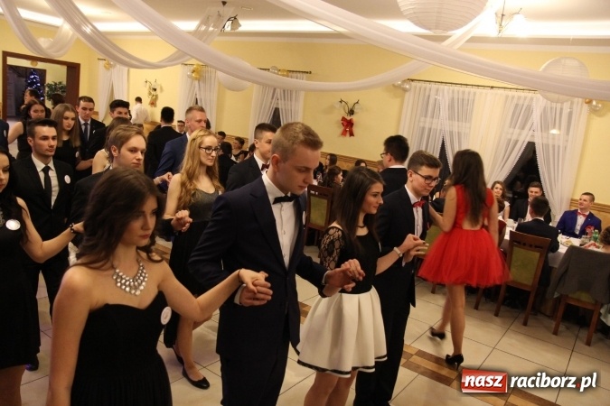Zdjęcie w galerii na portalu naszraciborz.pl: Tak się bawi raciborski Mechanik! Trzy klasy na balu maturalnym w Pogrzebieniu FOTO i WIDEO wiadomości z regionu