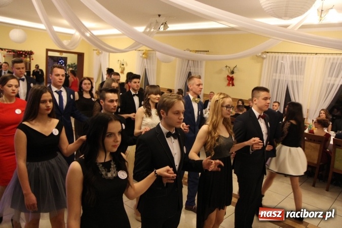 Zdjęcie w galerii na portalu naszraciborz.pl: Tak się bawi raciborski Mechanik! Trzy klasy na balu maturalnym w Pogrzebieniu FOTO i WIDEO wiadomości z regionu