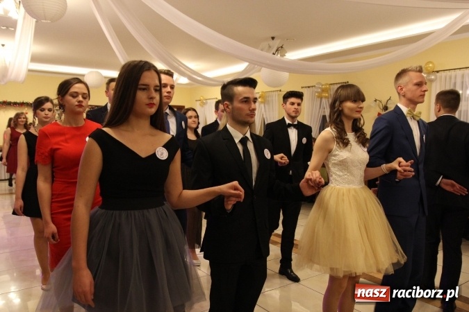 Zdjęcie w galerii na portalu naszraciborz.pl: Tak się bawi raciborski Mechanik! Trzy klasy na balu maturalnym w Pogrzebieniu FOTO i WIDEO wiadomości z regionu